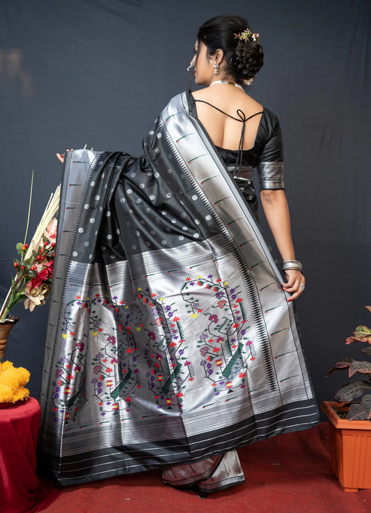 Munia Brocade Paithani Black